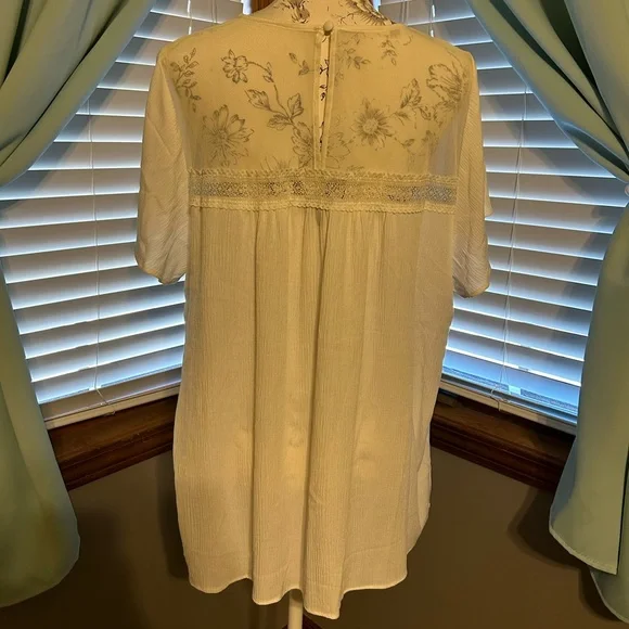 Torrid Washable Crinkle Gauze Flutter Sleeve Lace Mix Top - Picture 6 of 8